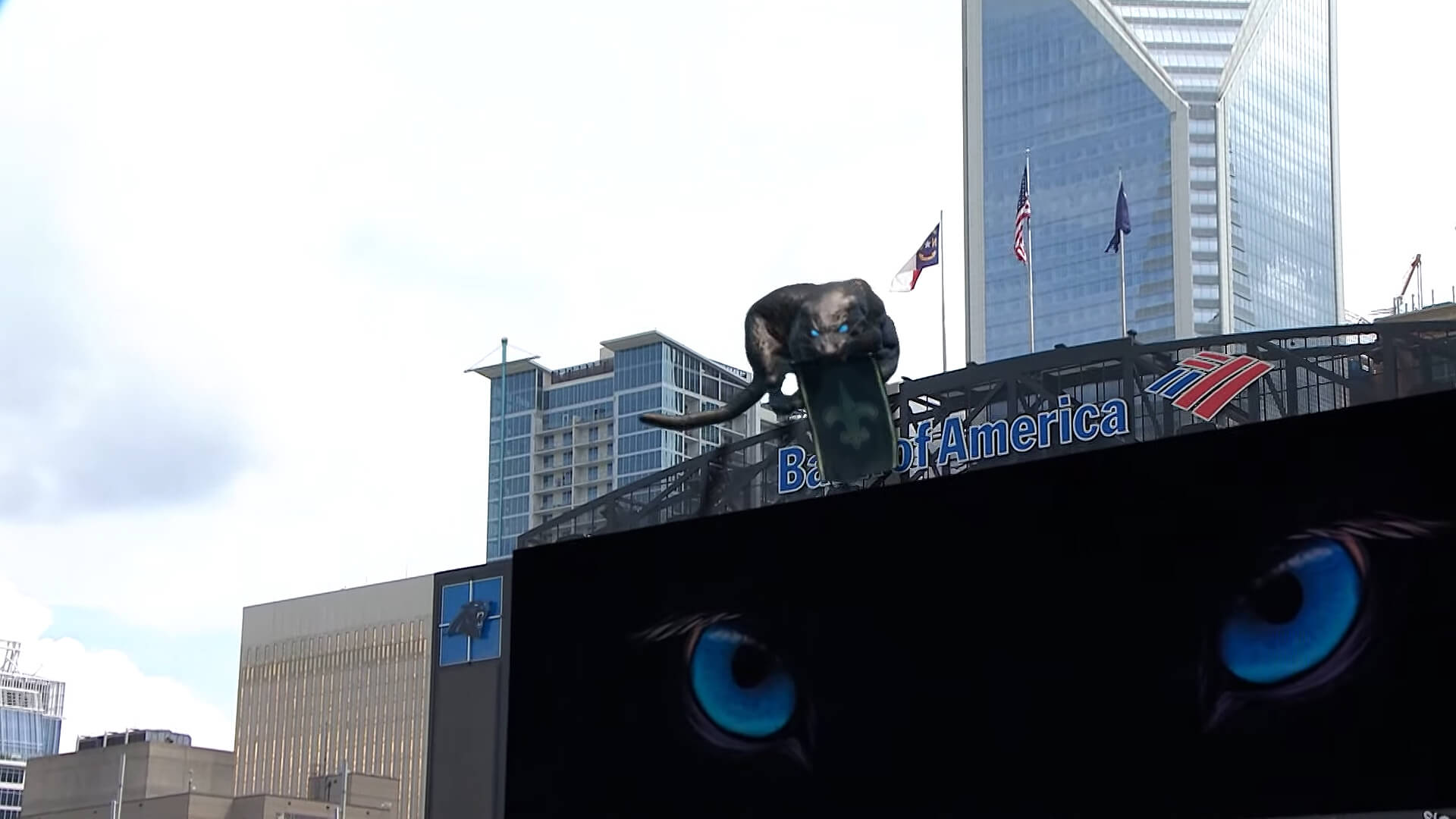 NFL のカロライナ・パンサーズの試合で複合現実による意外な